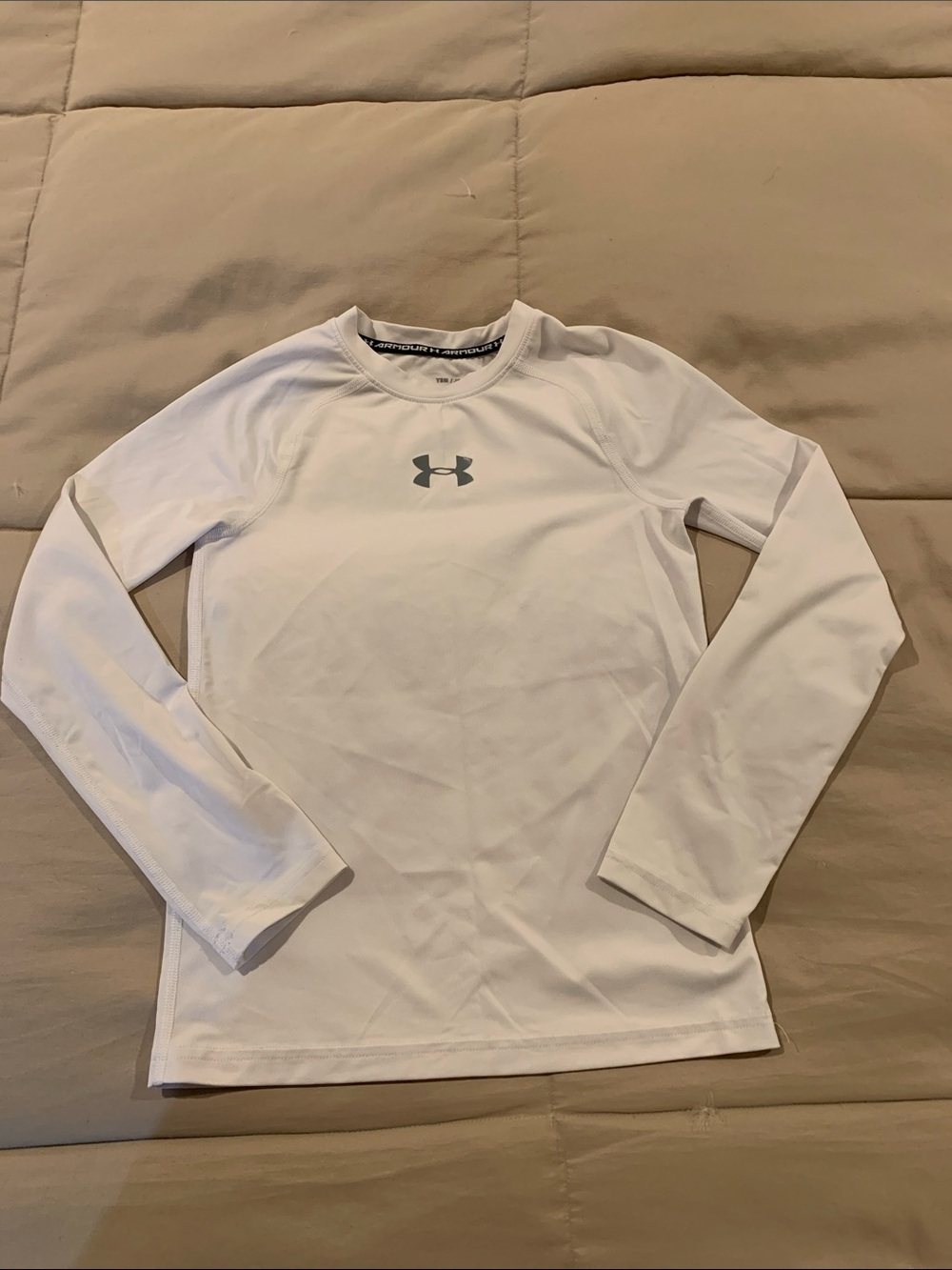 Under Armour White Long-Sleeve Athletic Top with Silver Logo Heat Gear​​